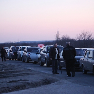 Очередь из автомобилей на КПП между Украиной и ДНР