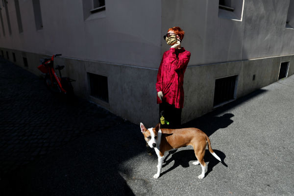 Жительница Рима на прогулке с собакой