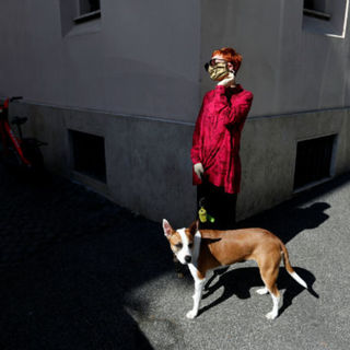 Жительница Рима на прогулке с собакой