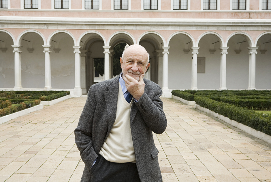 Итальянский архитектор Витторио Греготти умер из-за пневмонии, развившейся в результате заражения коронавирусом. Он стал первым известным итальянцем, погибшим от вспышки COVID-19 в стране. Ему было 92 года. Греготти считается одним из отцов итальянской архитектуры, среди наиболее известных его работ — культурный центр «Белем» в Лиссабоне, кампус Университета Калабрии, театр «Арчимбольди» в Милане и квартал Дзен в Палермо.