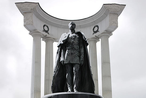 Памятник императору Александру II в Москве около храма Христа Спасителя