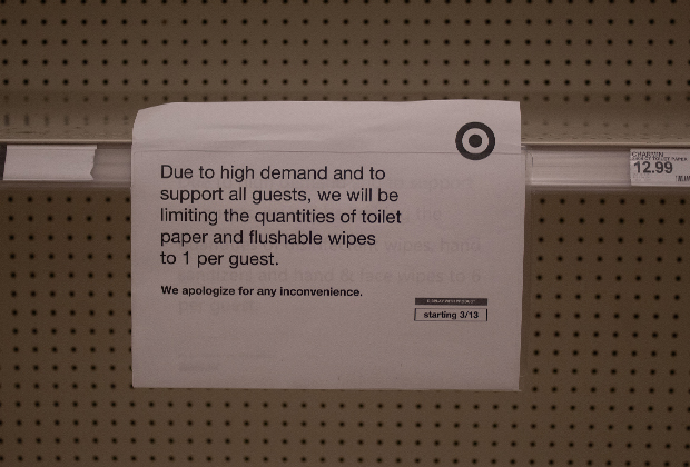 Объявление о продаже только одной пачки туалетной бумаги в руки