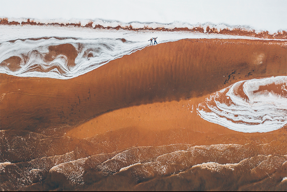 Побережье Балтийского моря глазами литовского фотографа Андрюса Александравичюса (Andrius Aleksandravičius). «Стоял холодный, очень ветреный зимний день. Я люблю приходить к морю в несезон. Пустынный пляж покрыт снегом, вода не застыла, она выглядит как мороженое-сорбет. И этот волшебный шум», — описывает ощущения литовец. Изображенный на кадре пляж Смилтине расположен недалеко от города Клайпеда и является частью Куршской косы. Он входит в список мирового наследия ЮНЕСКО. 