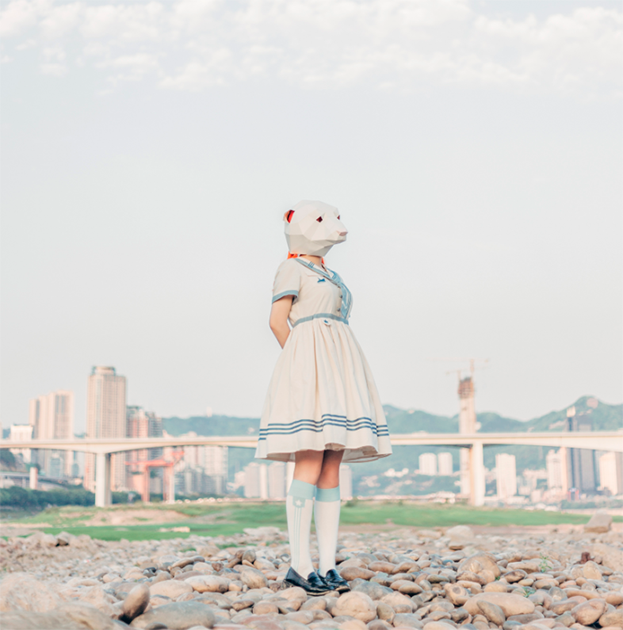 Этот снимок — часть проекта китайского фотографа Тяньху Юань (Tianhu Yuan) о подростковой аниме-культуре ниджиген. Позирующая в маске медведя девушка стала еще одним вестником надвигающейся на страну эпидемии.