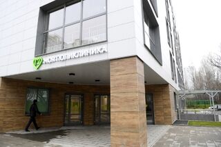 Здание детской поликлиники на улице Академика Анохина в Москве.