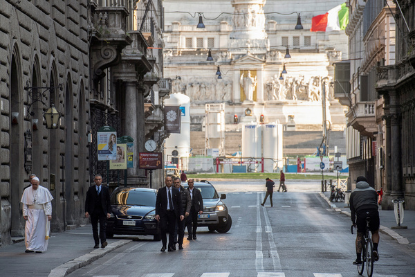 Папа Римский на опустевшей улице Рима