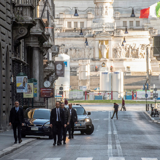 Папа Римский на опустевшей улице Рима