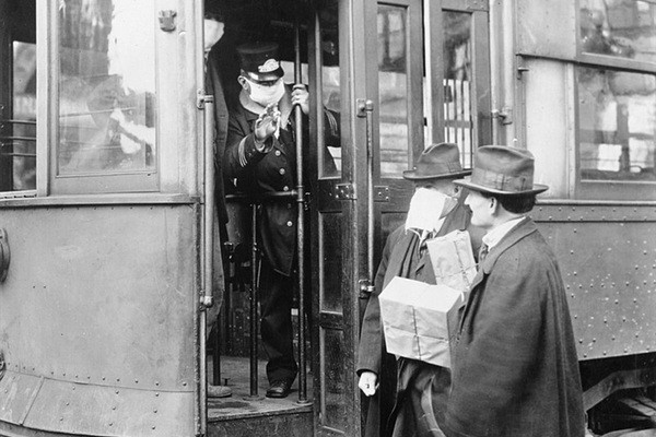 Во время пандемии «испанки» кондуктор в трамвае не пускает в салон пассажиров без защитных масок. Сиэтл, США, 1918 год