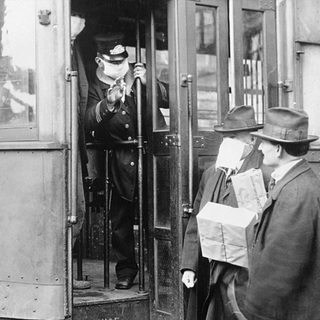 Во время пандемии «испанки» кондуктор в трамвае не пускает в салон пассажиров без защитных масок. Сиэтл, США, 1918 год