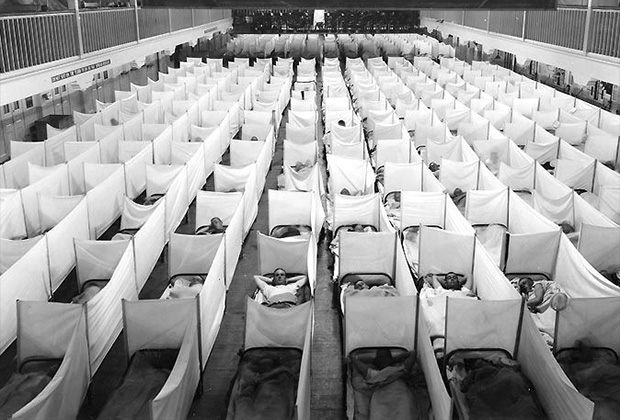 Импровизированный госпиталь, устроенный в гимнастическом зале казарм ВМС США для военнослужащих, заболевших «испанкой». Сан-Франциско, США, 1918 год