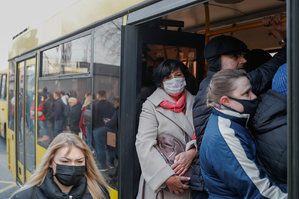 Украинцев попросили «не брать штурмом» автобусы из-за коронавируса