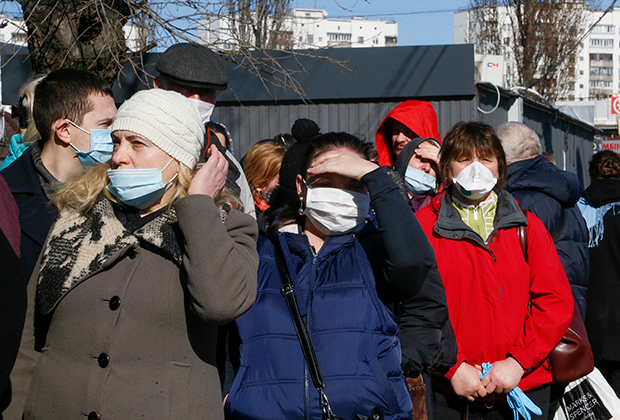 Очередь на автобусной остановке в Киеве. Метро закрыто, в салон автобуса пускают не более 20 человек