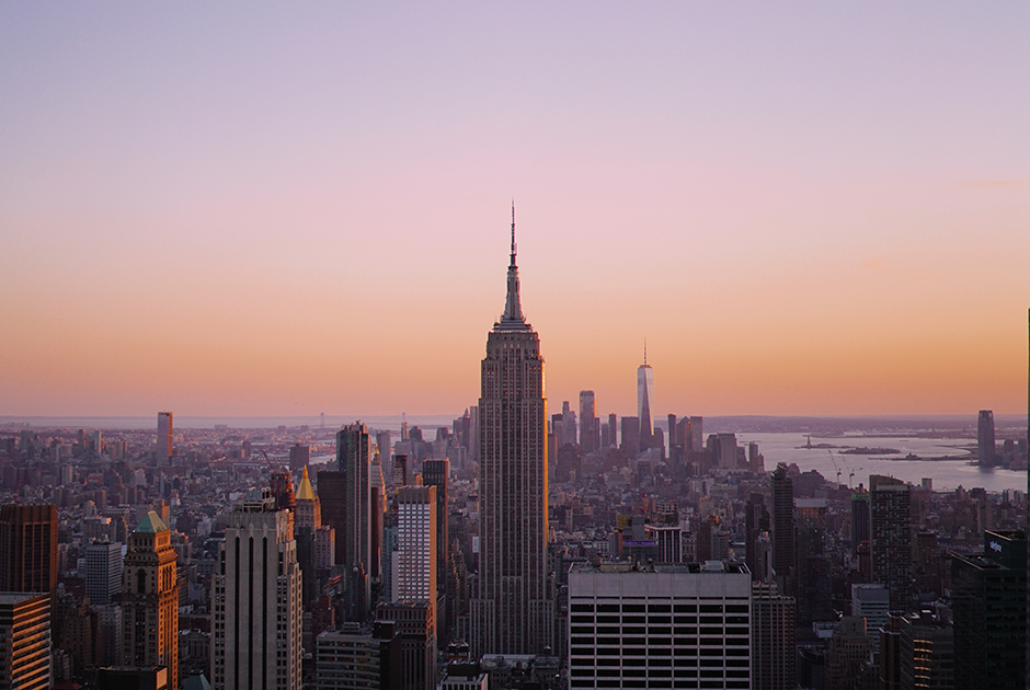 Вид на закат и Empire State со смотровой площадки Rockefeller Center