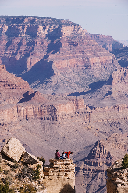 Семья на краю обрыва в парке Grand Canyon
