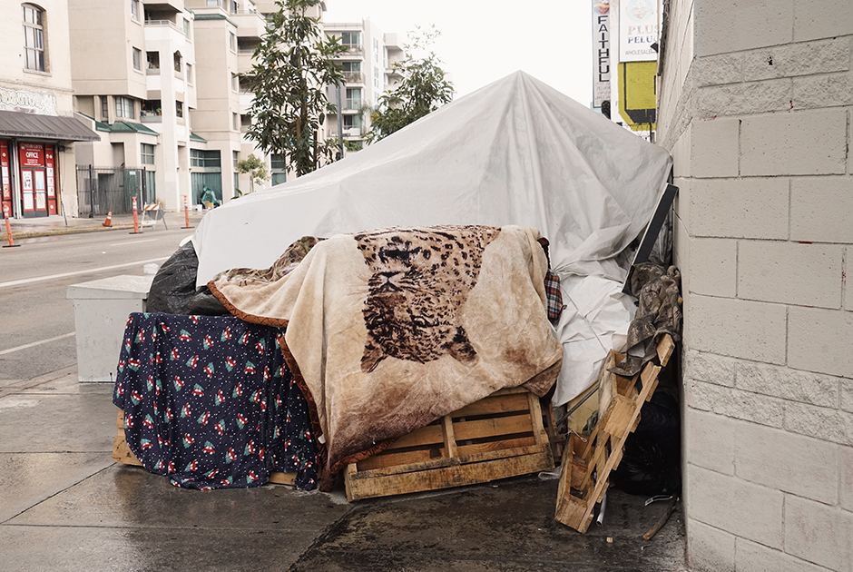 Построенное из коробок, матрасов и одеял жилье бездомного