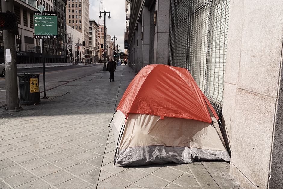 Палатка бездомного на одной из центральных улиц Лос-Анджелеса