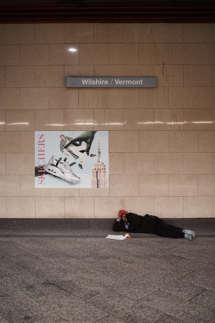 Бездомная на станции Wilshire в метро Лос-Анджелеса