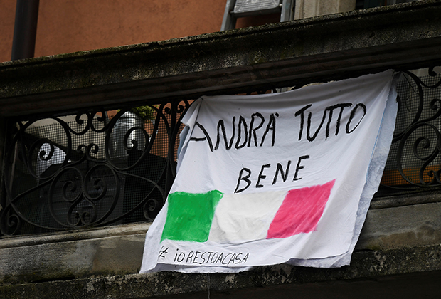 Надпись «Все будет хорошо» на плакате в Милане
