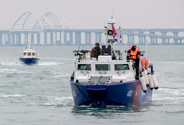 Морские части Росгвардии охраняют Крымский мост