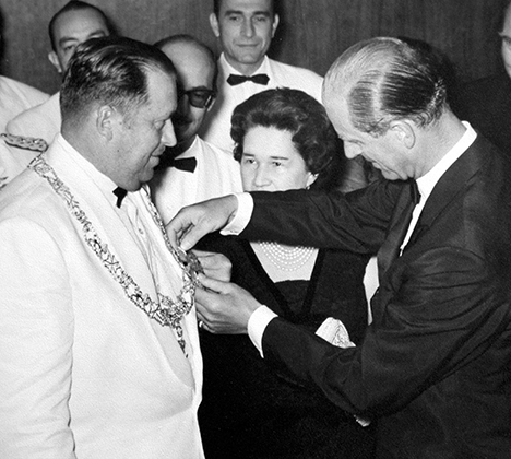 Парагвайский диктатор Альфредо Стресснер получает медаль от британского принца Филиппа, герцога Эдинбургского, во время визита принца в Парагвай, 1963 год