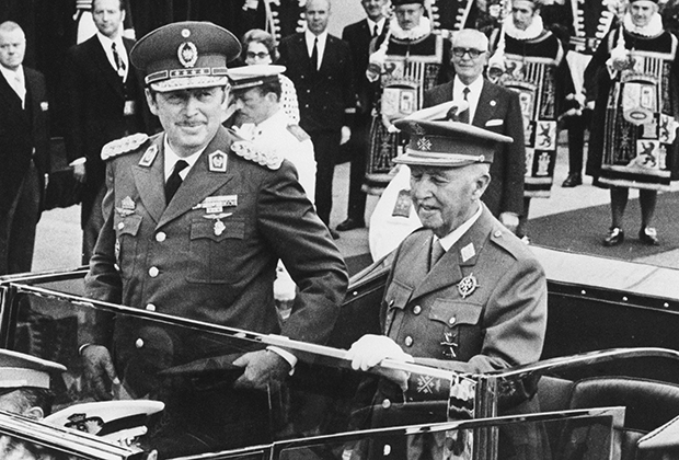 Диктаторы Альфредо Стресснер и генерал Франсиско Франко едут по улицам Мадрида на церемонию, где Стресснер получит ключи от города, 19 июля 1973 года