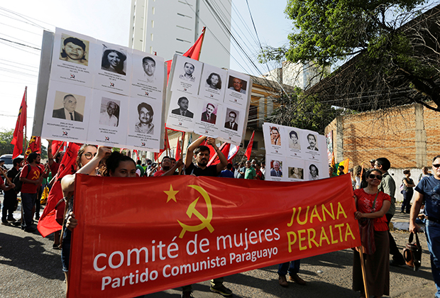 Парагвайцы отмечают 30-ю годовщину окончания диктатуры Альфредо Стресснера в Асунсьоне, Парагвай, 2 февраля 2019 года
