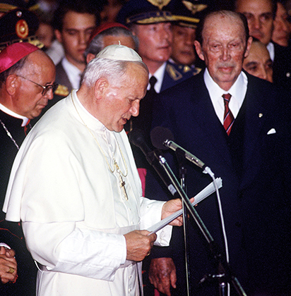 Папа римский Иоанн Павел II читает речь рядом с парагвайским диктатором Альфредо Стресснером по прибытии с трехдневным визитом в Асунсьон, 16 мая 1988 года