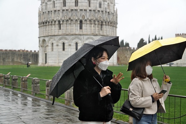 Туристы в защитных масках в Италии