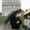 Туристы в защитных масках в Италии