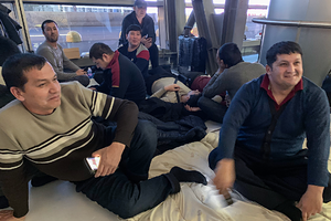 Узники карантина Мигранты из Средней Азии застряли в московских аэропортах из-за коронавируса. Но им помогли выжить