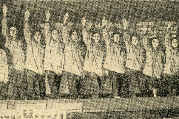 Коллектив театра Санпросвета Мосздрава в финальной сцене живой газеты «Красный цветок». 
