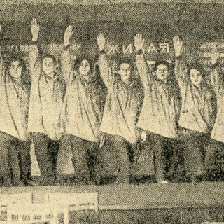 Коллектив театра Санпросвета Мосздрава в финальной сцене живой газеты «Красный цветок». 