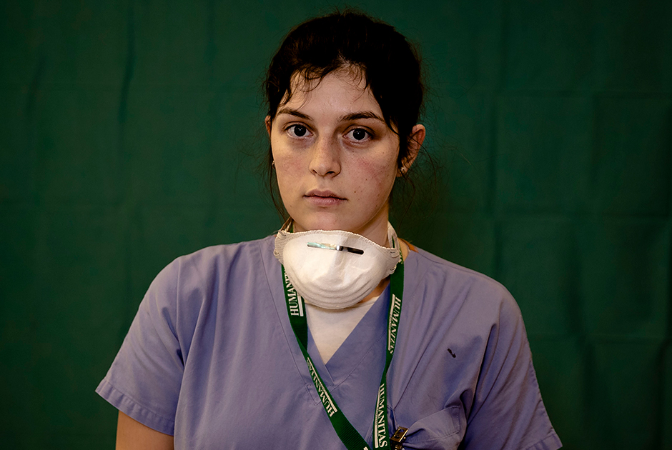 Фотографы агентства Associated Press успели сделать эти кадры во время редких и коротких перерывов в рабочем дне медицинских работников.
