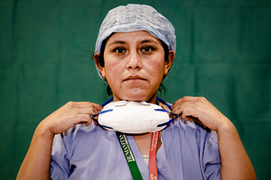 Снимая маски Итальянские медики ведут неравную борьбу с коронавирусом. Среди погибших уже 50 врачей и медсестер
