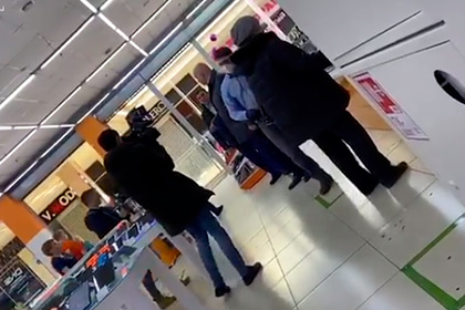 Российский губернатор разогнал посетителей в торговом центре