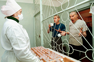 «Помощи не будет до конца карантина» Российские заключенные — о том, как коронавирус изменил их жизнь в тюрьмах и колониях