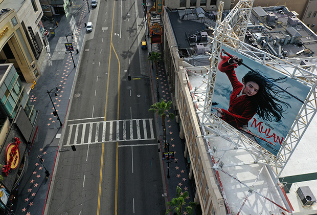 Постер фильма «Мулан», который должен был выйти на экраны 27 марта, на опустевшем из-за карантина Голливудском бульваре в Лос-Анджелесе