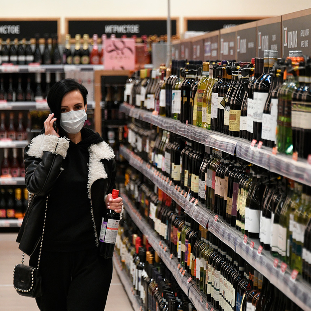 Продажи алкогольного магазина. Алкоголь в магазине. Девушка в алкогольном магазине. Фото алкогольной продукции в магазине.