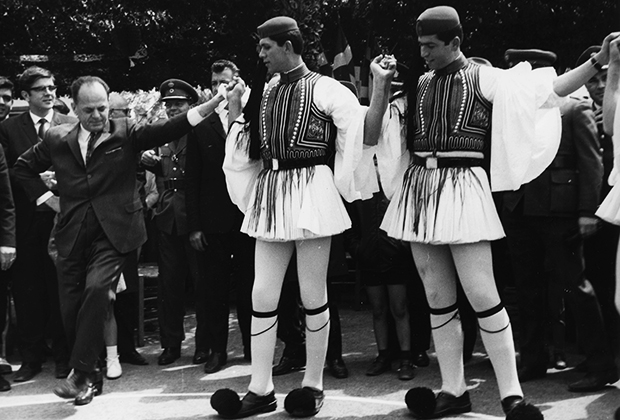 Пападопулос танцует с эвзонами — воинами элитного подразделения пехоты греческой армии — на традиционной пасхальной церемонии, 1972 год