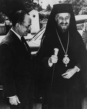 Пападопулос и архиепископ Макариос, предстоятель автокефальной Кипрской православной церкви, в аэропорту Афин, 1971 год