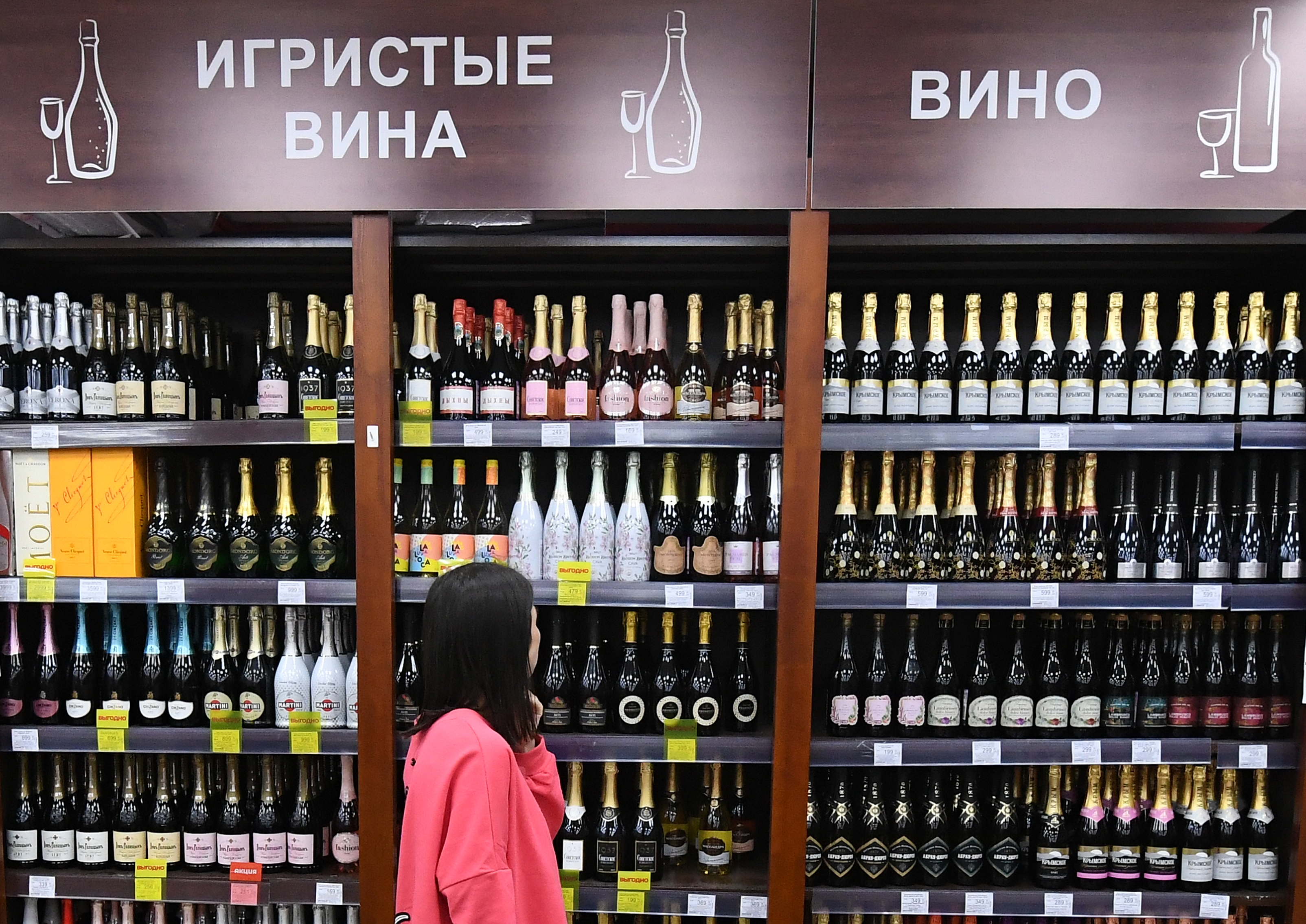 Продажи алкогольного магазина. Вино на прилавке. Алкогольный магазин. Алкоголь в магазине. Фото алкогольной продукции в магазине.