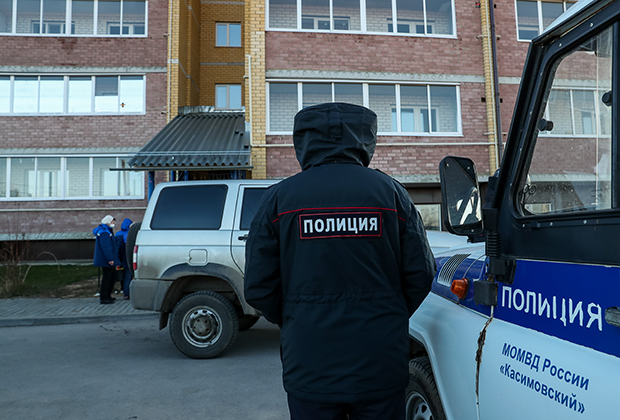 Сотрудник полиции у подъезда жилого дома на улице Есенина в поселке Елатьма Касимовского района, где произошло убийство