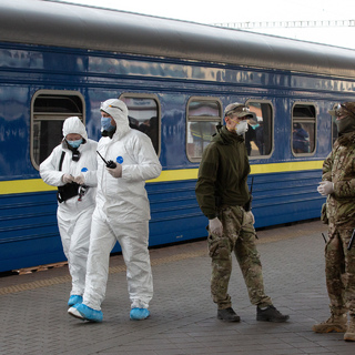 Медики на вокзале в Киеве