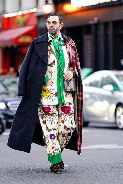 Гость показа Gucci в пижаме с цветочным принтом, Париж, 2018 год