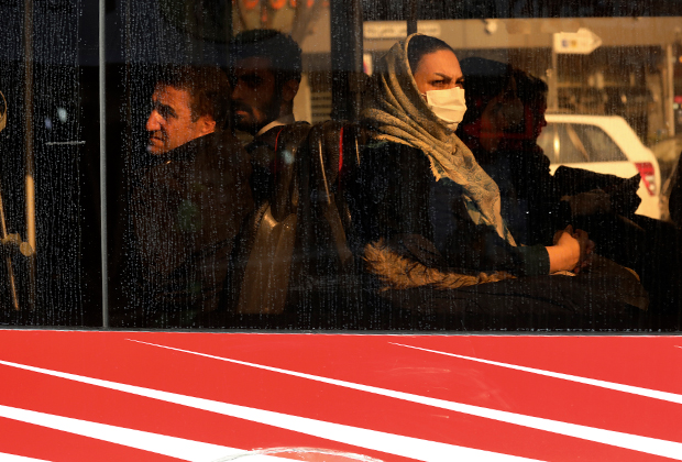 Женщина в маске в общественном транспорте Тегерана