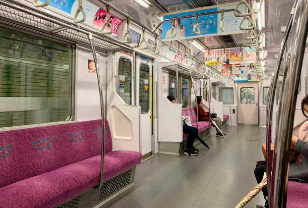 Пустое метро в Токио