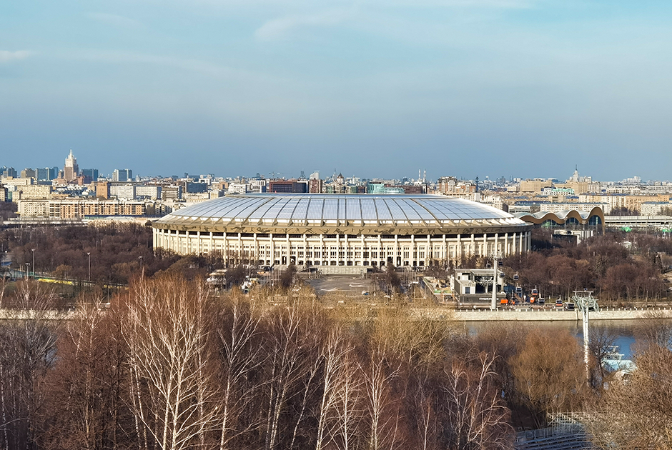 Для 10-кратного гибридного зума P40 Pro использует алгоритмы field-of-view и AI RAW, которые объединяют изображения с основной камеры и телефотообъектива. В итоге получается один кадр высокого разрешения, который затем обрезается для масштабирования. При этом искусственный интеллект попутно улучшает детализацию контуров и текстур.