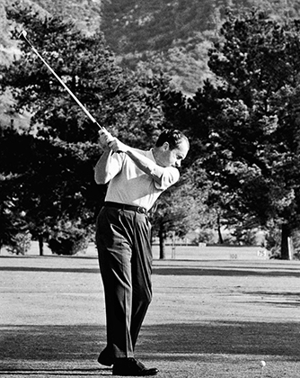 Никсон играет в гольф в Северном Голливуде