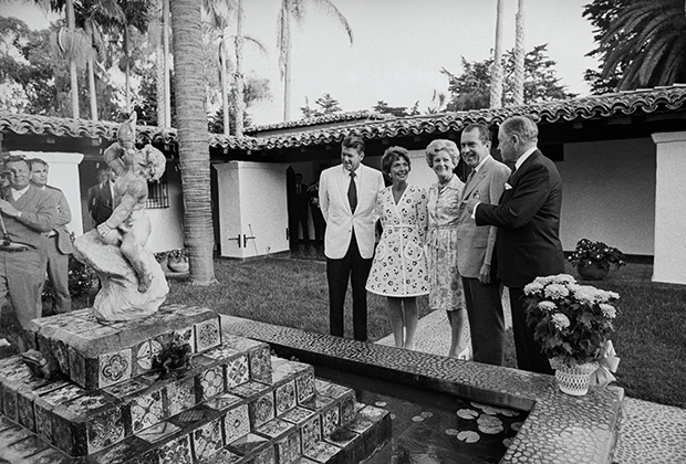 Никсон с женой Пэт демонстрируют коллегам — сенатору Калифорнии Джорджу Мерфи и губернатору штата Рональду Рейгану — сад у виллы La Casa Pacifica