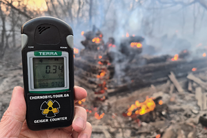 В районе чернобыльской АЭС бушует пожар Уровень радиации многократно превышен, пламя может повредить хранилище отходов